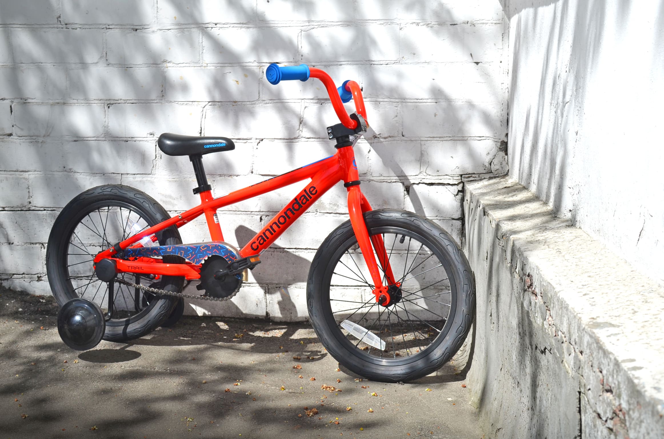 червоний дитячий велосипед