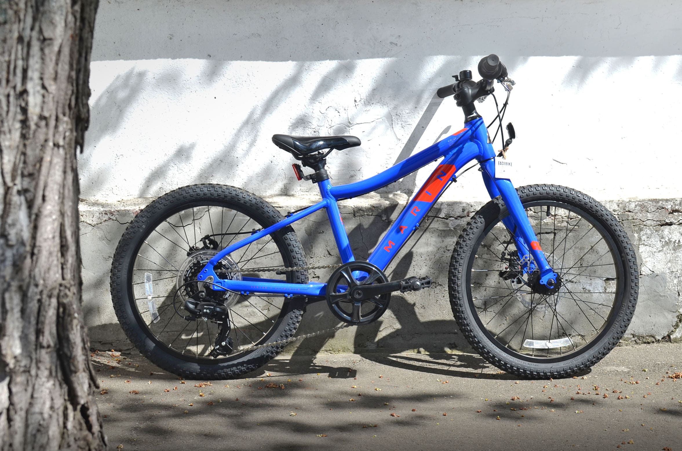 синий детский велосипед