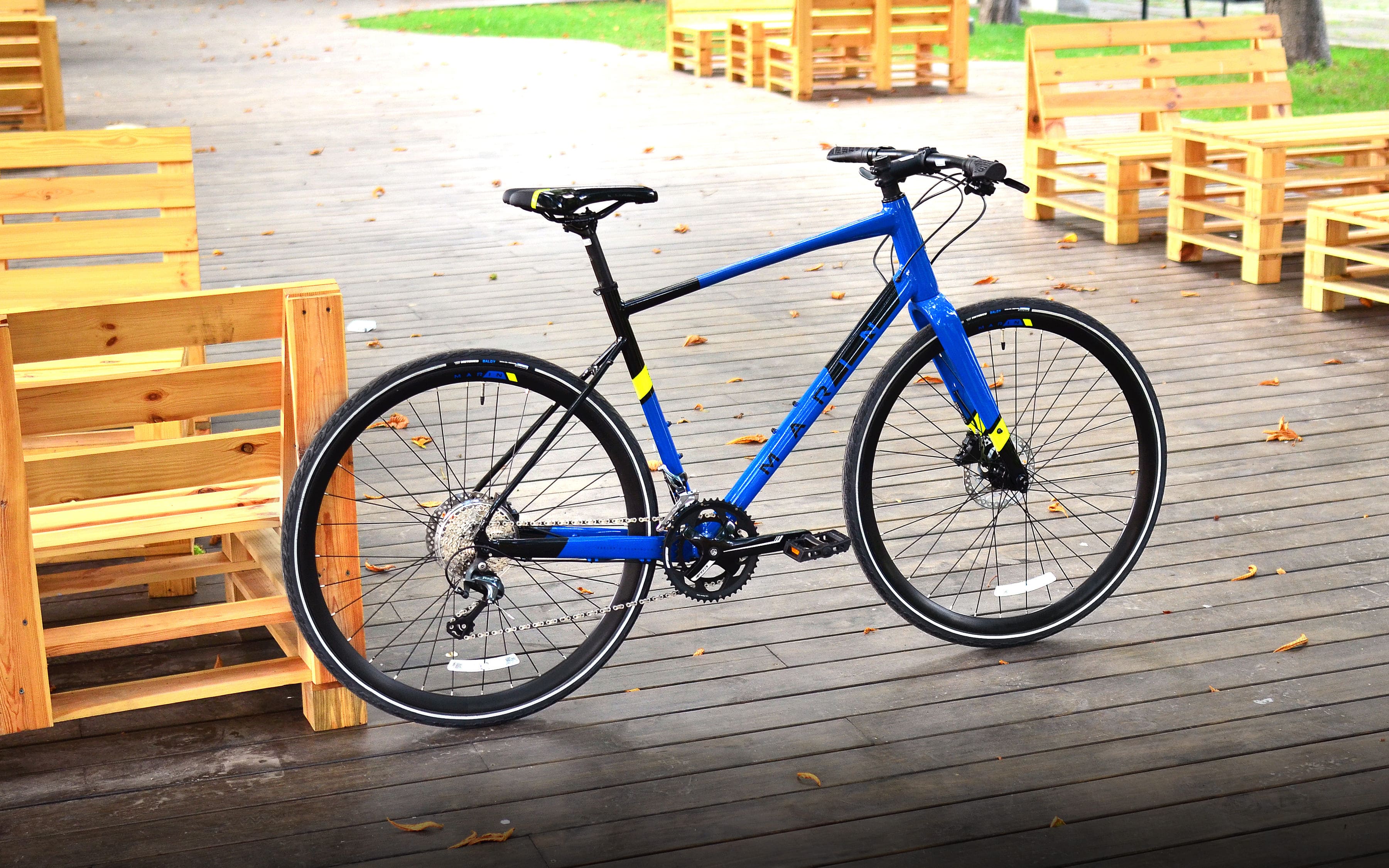 синий городской велосипед